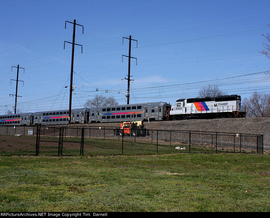 NJT 4302 on shop move